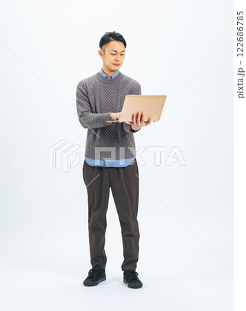 ノートパソコンを使うミドルエイジ男性の全身写真 122686785