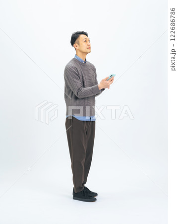スマホを持って歩くミドルエイジ男性の全身写真 スマホを持って歩くミドルエイジ男性の全身写真 122686786