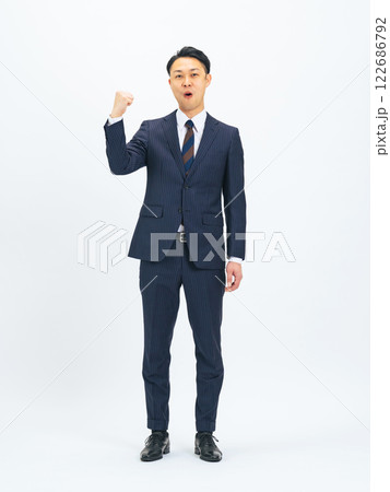 ガッツポーズするミドルエイジ男性ビジネスパーソンの全身写真 122686792