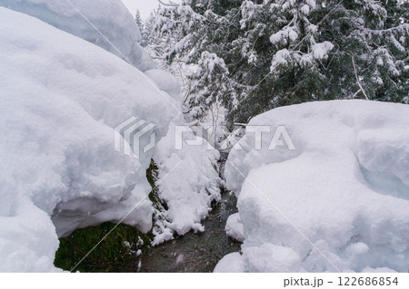 雪山を流れる沢の水 122686854