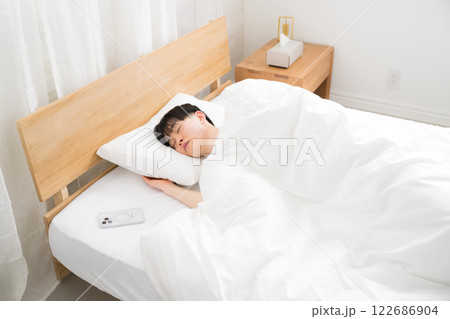 若い20代男性の安眠のイメージ俯瞰 枕や睡眠など 広角 若い20代男性の安眠のイメージ俯瞰 枕や睡眠など 広角 122686904
