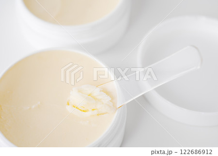 ナチュラルな保湿バームとスパチュラ ナチュラルな保湿バームとスパチュラ 122686912