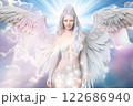 大きな翼を持つ笑顔の天使 122686940