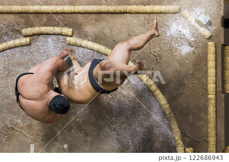 力強い投げ技が決まる瞬間 力強い投げ技が決まる瞬間 122686943