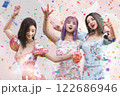パーティーをエンジョイする三人の若い女性 122686946