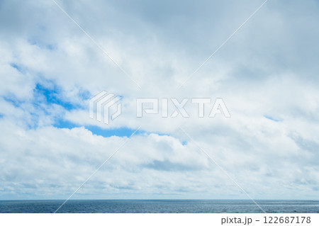 【夏～秋の大海原からの大空　空背景や空合成素材】 122687178