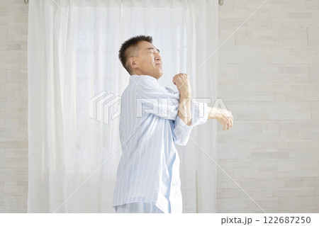 中年の男性　腕のストレッチ　起床 122687250