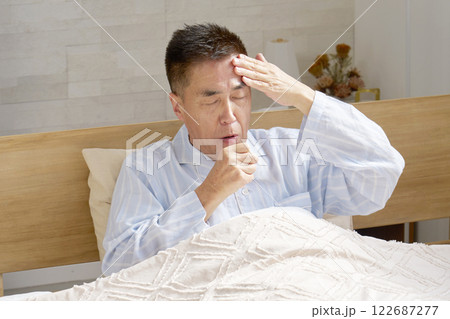 咳をするパジャマを着た中年の男性 咳をするパジャマを着た中年の男性 122687277