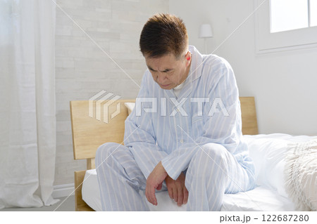 パジャマを着た中年の男性　放心状態 122687280
