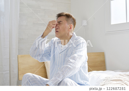 寝不足のパジャマを着た中年の男性 寝不足のパジャマを着た中年の男性 122687281