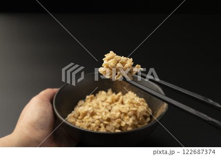 茶碗によそったオートミールごはんを箸で持ち上げる 茶碗によそったオートミールごはんを箸で持ち上げる 122687374