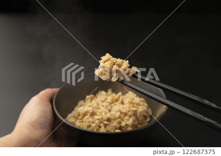 茶碗によそったオートミールごはんを箸で持ち上げる 茶碗によそったオートミールごはんを箸で持ち上げる 122687375