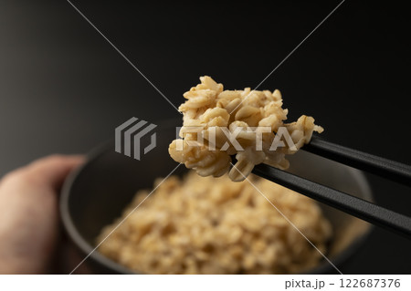茶碗によそったオートミールごはんを箸で持ち上げる 122687376