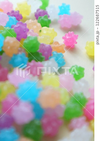 カラフルなお菓子の金平糖 122687515
