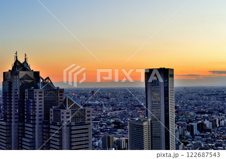 東京都庁 展望室から都市の夕景 東京都庁 展望室から都市の夕景 122687543