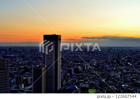 東京都庁 展望室から都市の夕景 東京都庁 展望室から都市の夕景 122687544