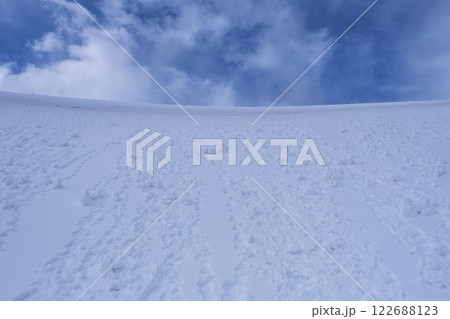 鳥取砂丘の雪景色  122688123