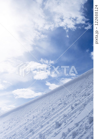 鳥取砂丘の雪景色  122688124