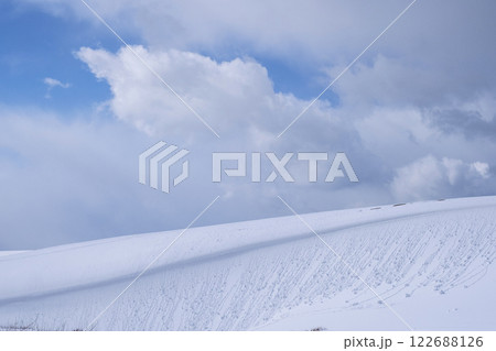鳥取砂丘の雪景色  122688126
