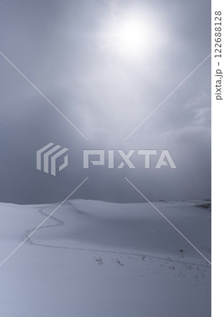 鳥取砂丘の雪景色  122688128