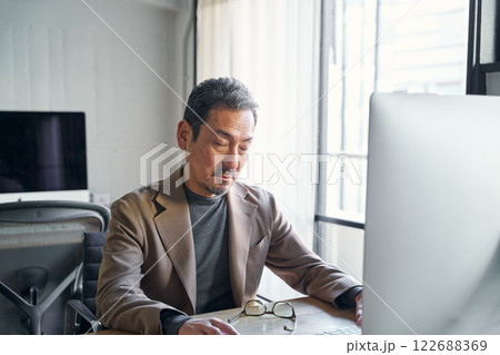 仕事中、眠気に襲われる男性 仕事中、眠気に襲われる男性 122688369