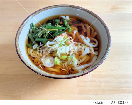 出汁の効いた安価で美味しい山菜うどん立ち食いうどんファストフード 出汁の効いた安価で美味しい山菜うどん立ち食いうどんファストフード 122688388