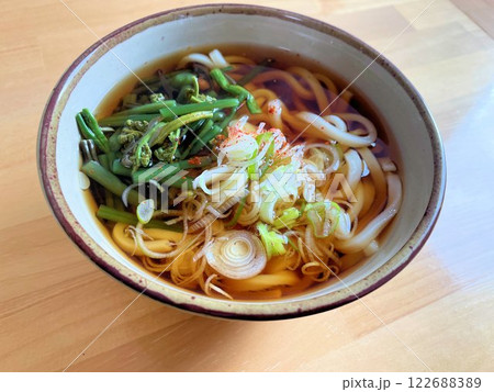 出汁の効いた安価で美味しい山菜うどん立ち食いうどんファストフード 出汁の効いた安価で美味しい山菜うどん立ち食いうどんファストフード 122688389