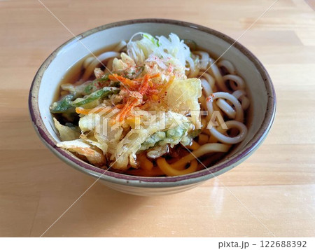 出汁の効いた安価で美味しいかき揚げ天ぷらうどん立ち食いうどんファストフード 122688392