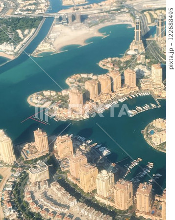空から見た中東ドーハの風景、上空からの空撮、飛行機から見た美しい街並みの景色 122688495
