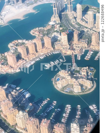 空から見た中東ドーハの風景、上空からの空撮、飛行機から見た美しい街並みの景色 空から見た中東ドーハの風景、上空からの空撮、飛行機から見た美しい街並みの景色 122688496