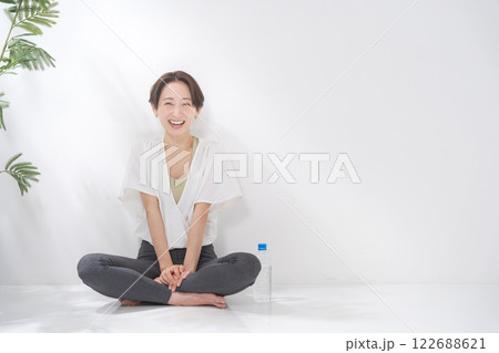 ヨガウェアを着た30代女性 122688621