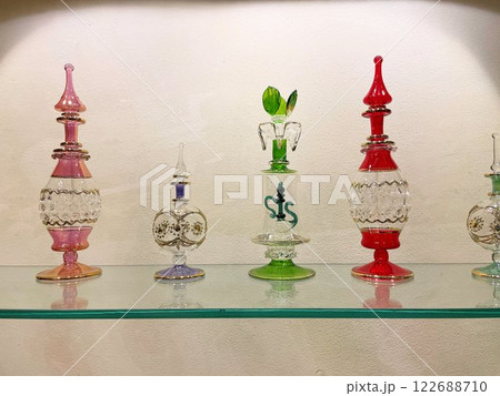 エジプトガラスの工芸品、ハンドメイドの吹きガラス香水瓶やガラス製品のお土産 122688710