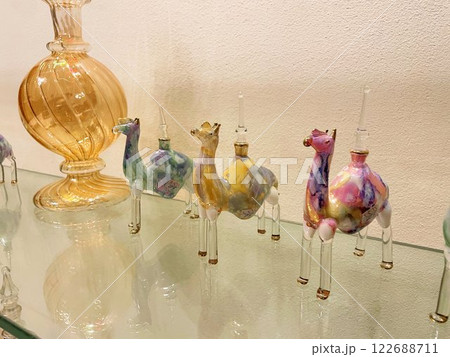 エジプトガラスの工芸品、ハンドメイドの吹きガラス香水瓶やガラス製品のお土産 122688711