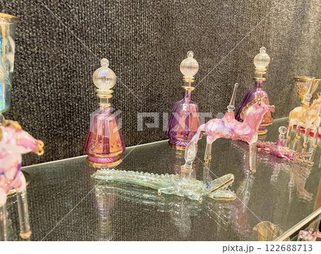 エジプトガラスの工芸品、ハンドメイドの吹きガラス香水瓶やガラス製品のお土産 122688713