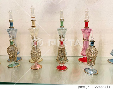 エジプトガラスの工芸品、ハンドメイドの吹きガラス香水瓶やガラス製品のお土産 122688714