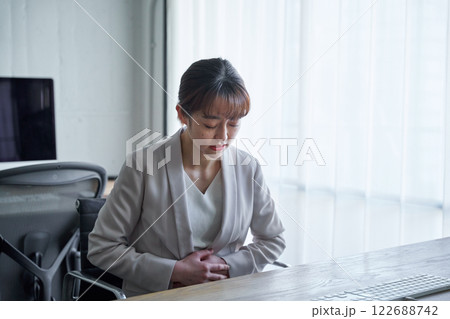 生理痛が辛い女性 生理痛が辛い女性 122688742