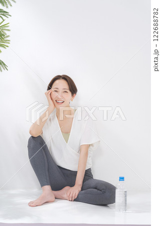 ヨガをする30代女性 122688782