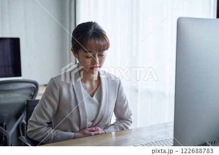 生理痛が辛い女性 122688783