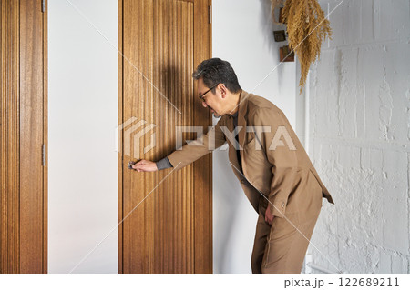 尿意を催し、トイレに駆け込む男性 尿意を催し、トイレに駆け込む男性 122689211