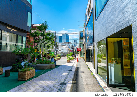 【東京都】夏の緑が綺麗な原宿のキャットストリート 122689803