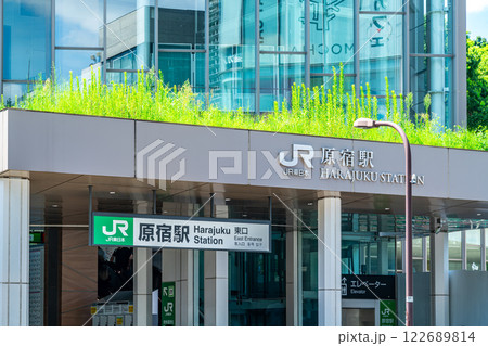 【東京都】爽やかな緑が綺麗な夏の原宿駅 122689814