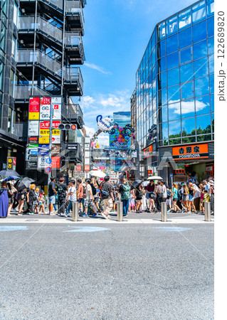 【東京都】たくさんの人で賑わう原宿の竹下通り入口 122689820
