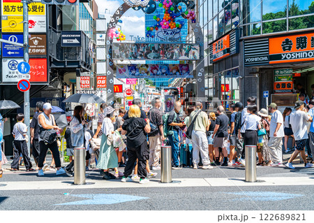 【東京都】たくさんの人で賑わう原宿の竹下通り入口 【東京都】たくさんの人で賑わう原宿の竹下通り入口 122689821