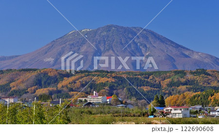 晩秋の信州飯綱町 里山から望む雄大な黒姫山青空に映える 晩秋の信州飯綱町 里山から望む雄大な黒姫山青空に映える 122690608