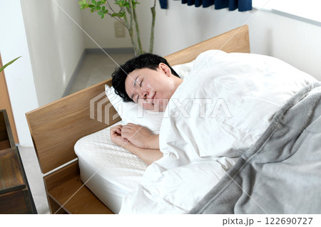 寝室で良質な睡眠・熟睡・快眠をする男性 122690727
