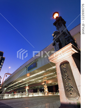 夕暮れの日本橋　東京都 122690776