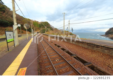 山陰本線 鎧駅と日本海(兵庫県香美町) 山陰本線 鎧駅と日本海(兵庫県香美町) 122691235