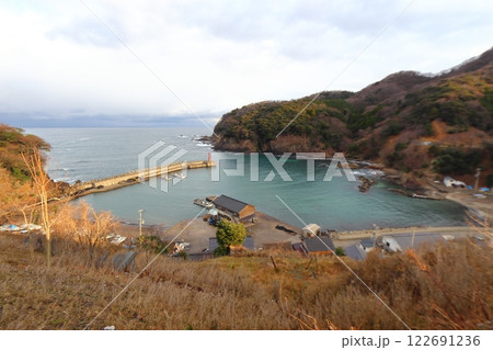 山陰本線 鎧駅の下に広がる鎧港と日本海(兵庫県香美町) 山陰本線 鎧駅の下に広がる鎧港と日本海(兵庫県香美町) 122691236