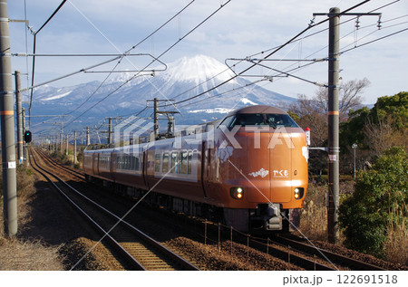 273系特急やくも号が走るJR山陰本線と冠雪の大山 273系特急やくも号が走るJR山陰本線と冠雪の大山 122691518