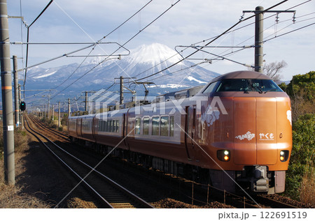 273系特急やくも号が走るJR山陰本線と冠雪の大山 122691519